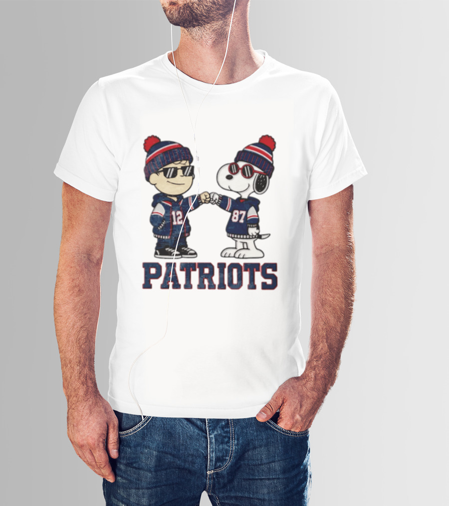 New England Patriots Charlie Brown Snoopy 12 87 Fan Gear T-Shirt