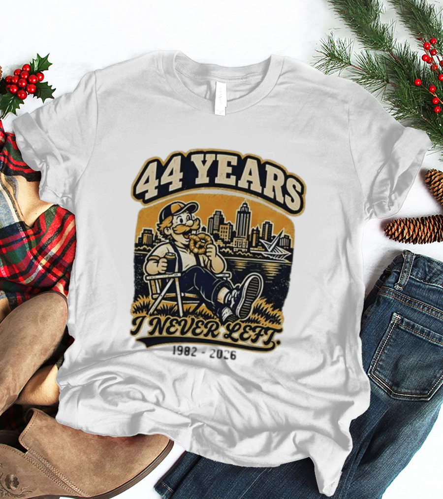 44 Years I Never Left 1982 2026 Vintage Cityscape T-Shirt