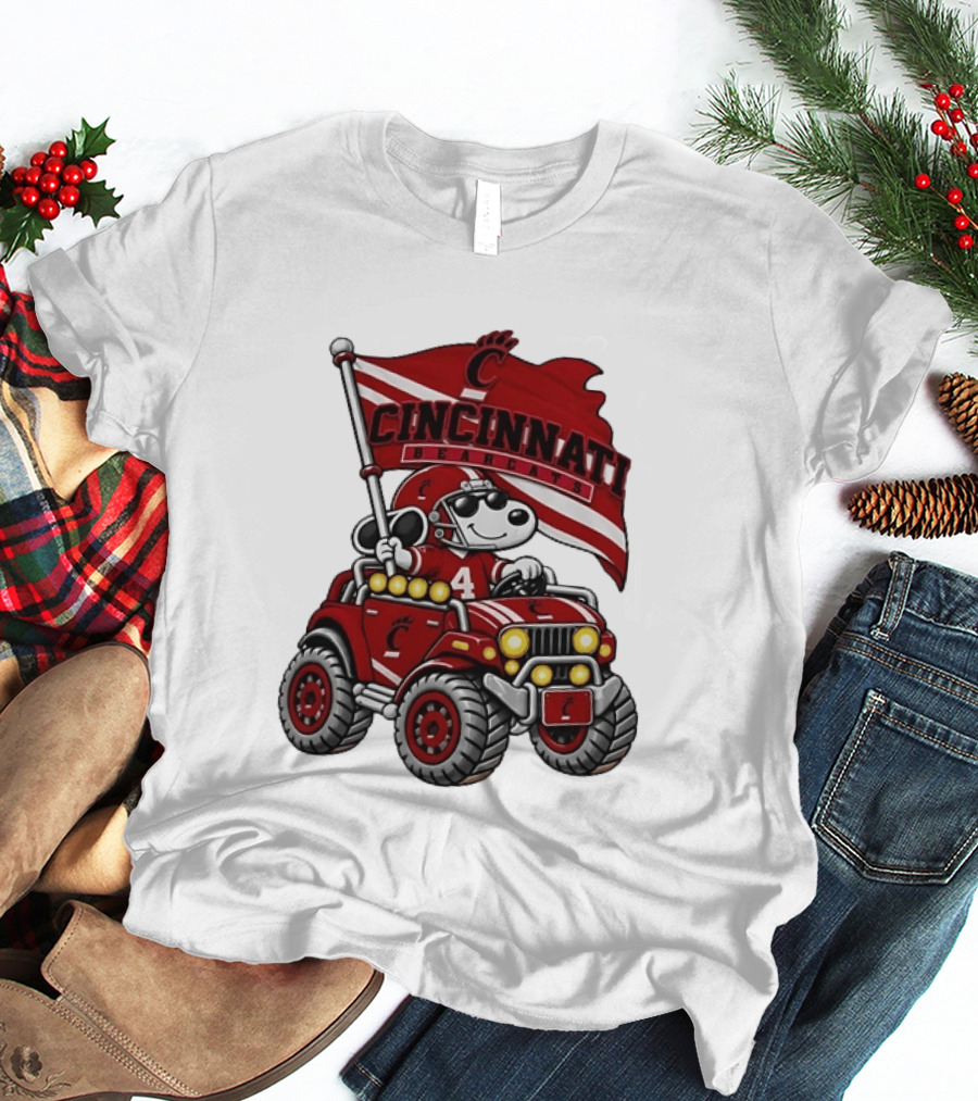 Cincinnati Bearcats Snoopy In Jeep Holding Flag Football T-Shirt