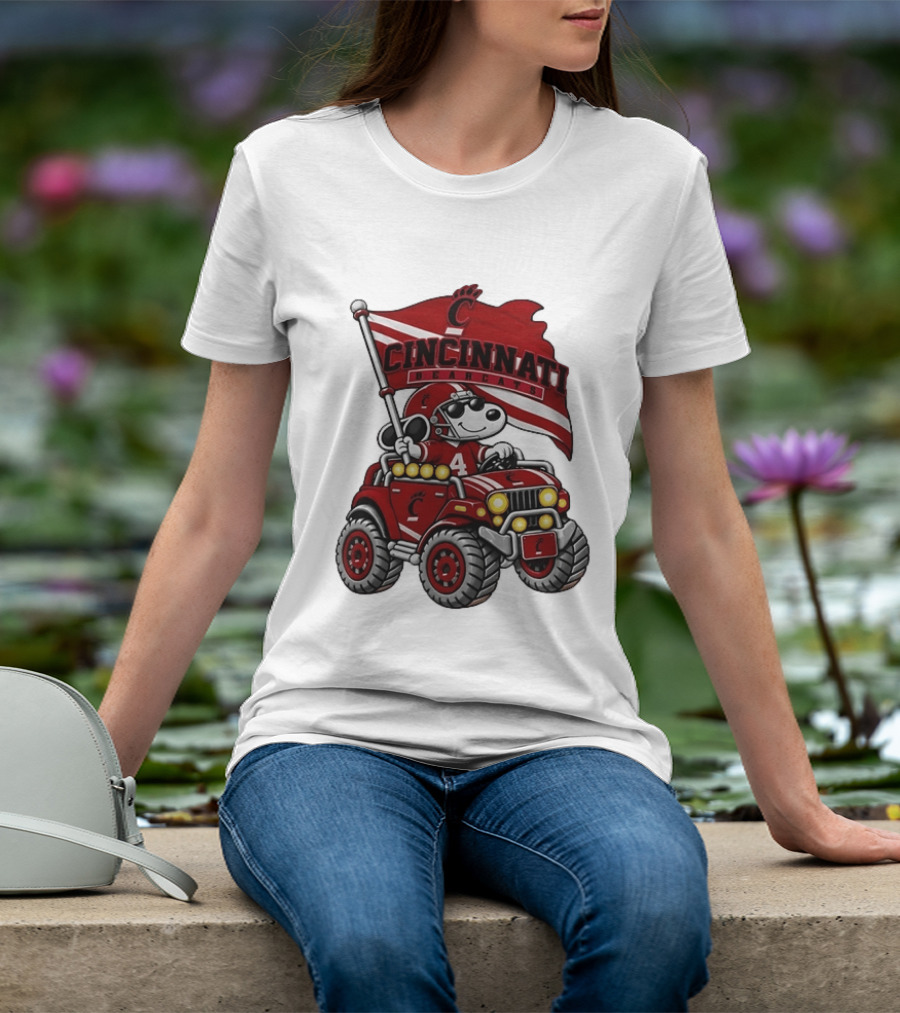 Cincinnati Bearcats Snoopy In Jeep Holding Flag Football T-Shirt