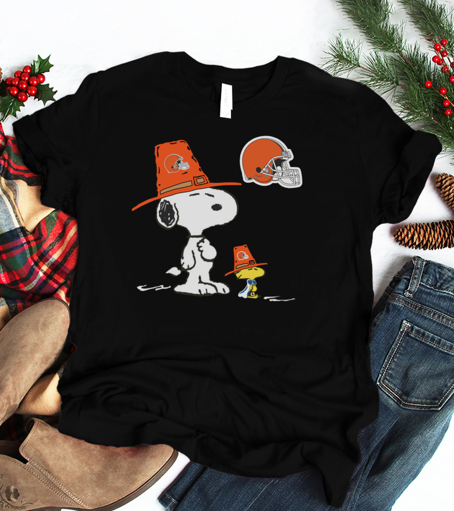 Browns Snoopy And Woodstock Pilgrim Hats Nfl Football Helmet T-Shirt