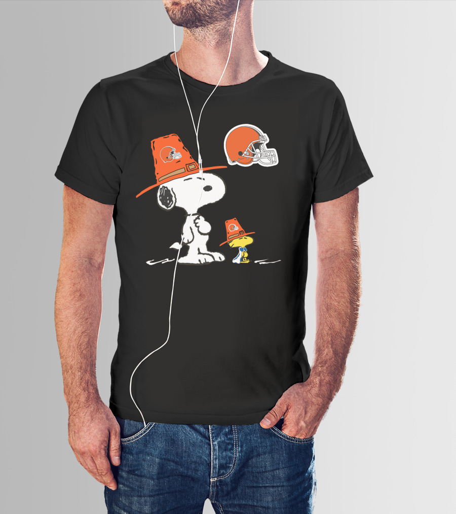 Browns Snoopy And Woodstock Pilgrim Hats Nfl Football Helmet T-Shirt