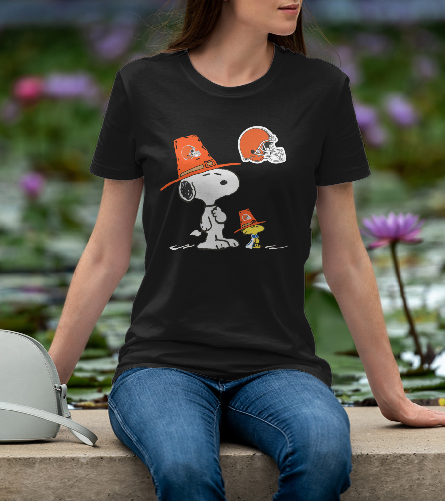 Browns Snoopy And Woodstock Pilgrim Hats Nfl Football Helmet T-Shirt