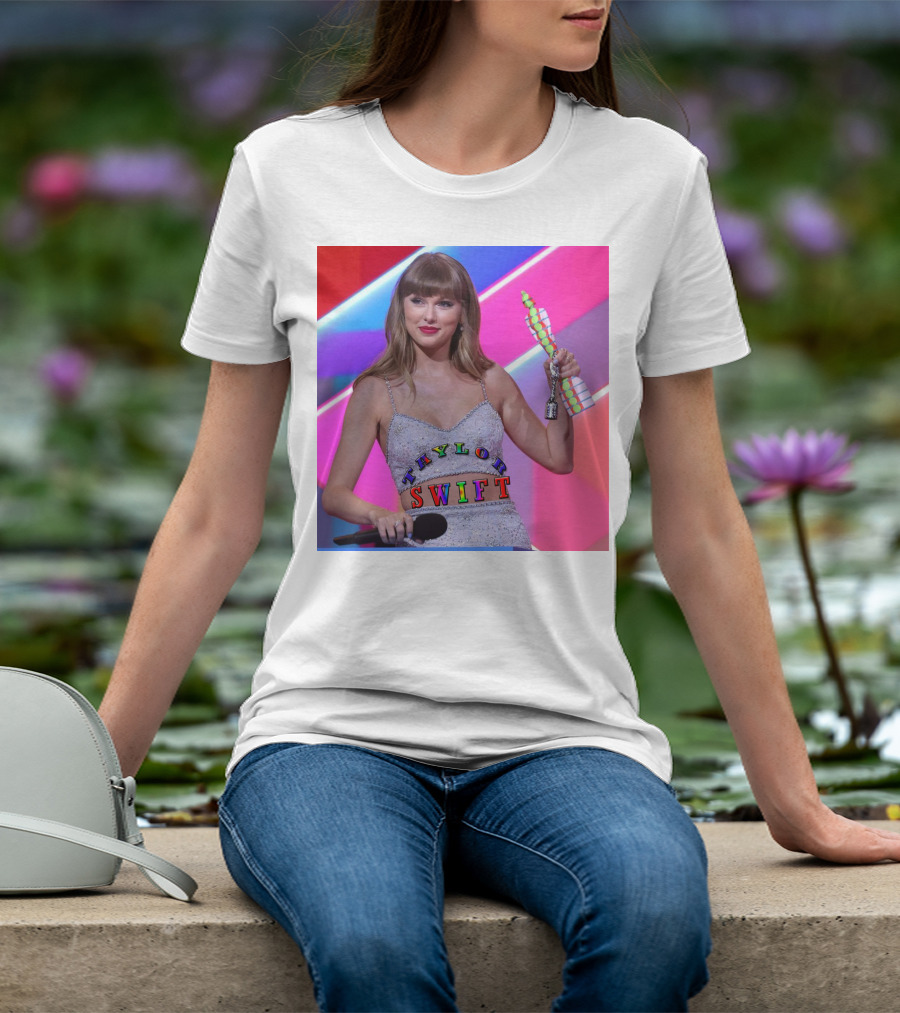 TAYLOR SWIFT BRIT AWARDS WINNING MOMENT T-Shirt