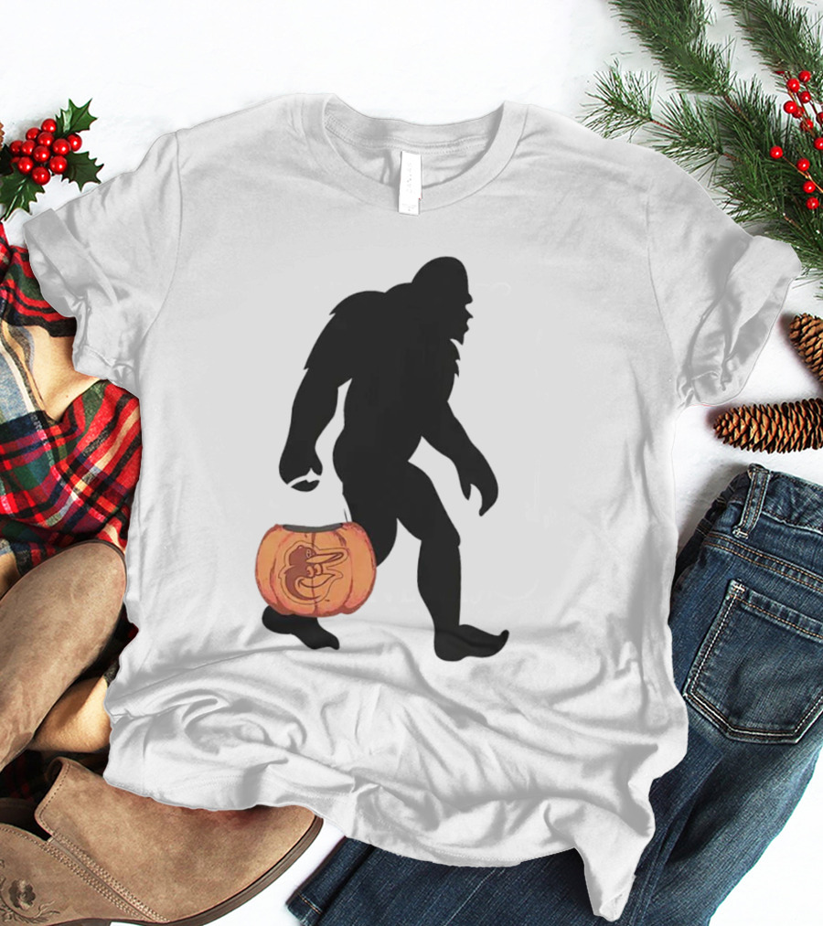 Baltimore Orioles Bigfoot Carrying Pumpkin Halloween T-Shirt