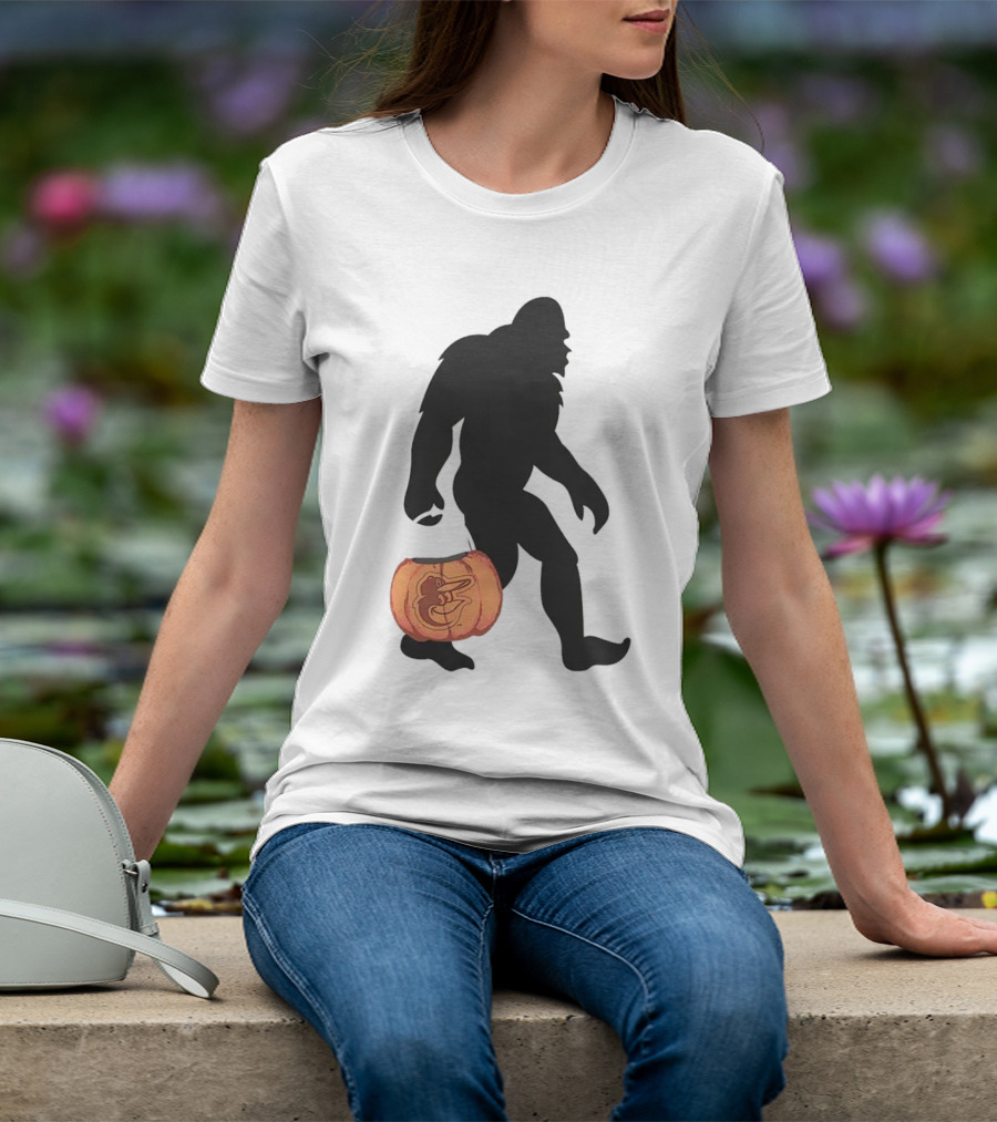 Baltimore Orioles Bigfoot Carrying Pumpkin Halloween T-Shirt