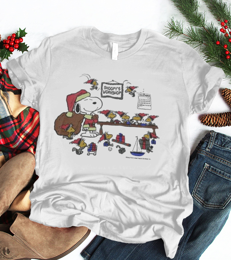 Snoopy's Workshop Peanuts Christmas Snoopy Santa Charlie Brown Woodstock Presents December Calendar T-Shirt
