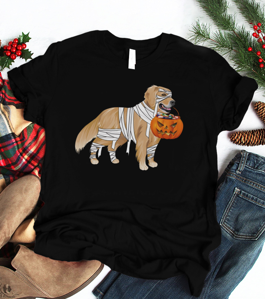 Golden Retriever Mummy With Halloween Pumpkin Basket T-Shirt
