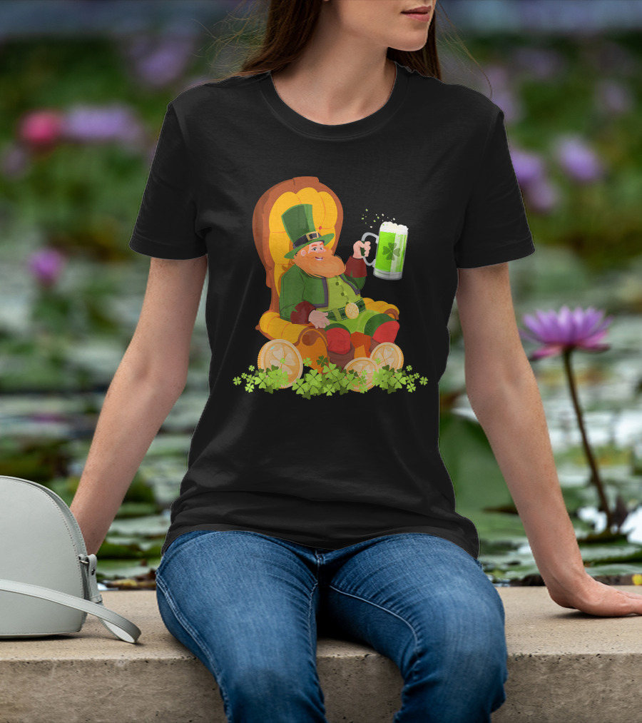 Leprechaun On Throne With Beer And Shamrocks St Patrick's Day T-Shirt