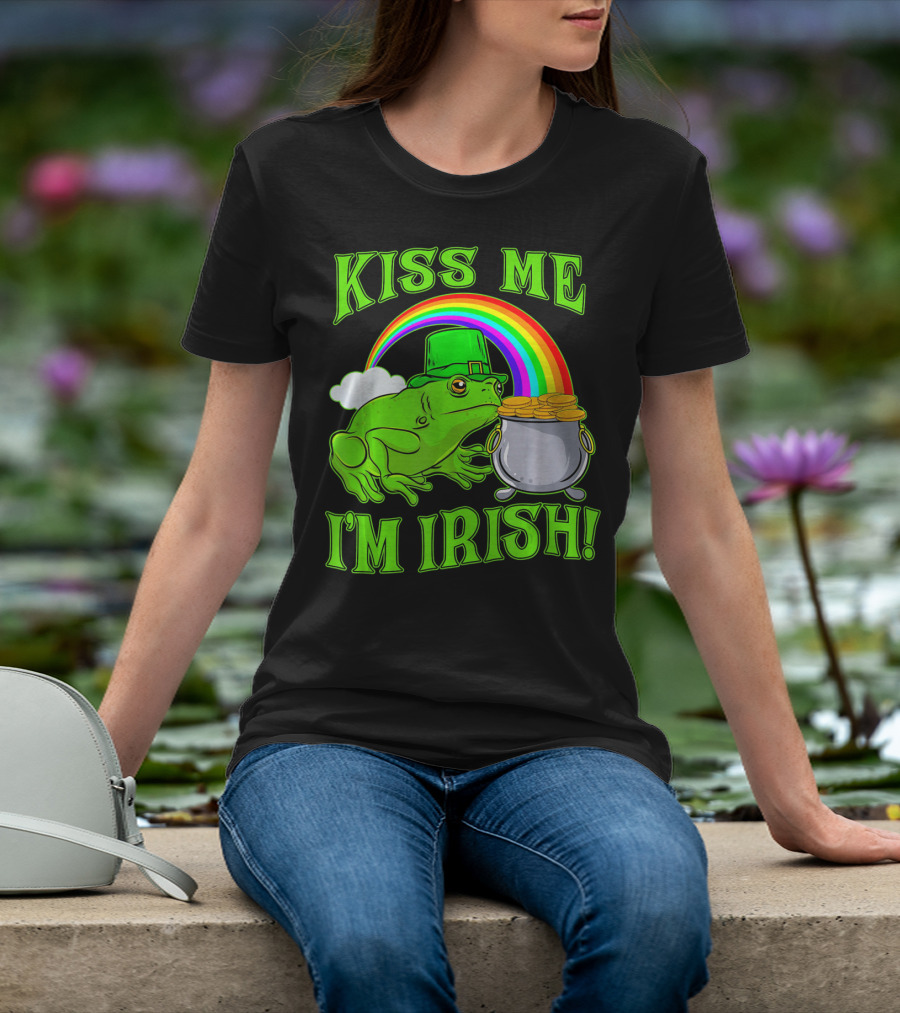 KISS ME I'M IRISH Frog With Rainbow And Pot Of Gold St Patricks Day T-Shirt