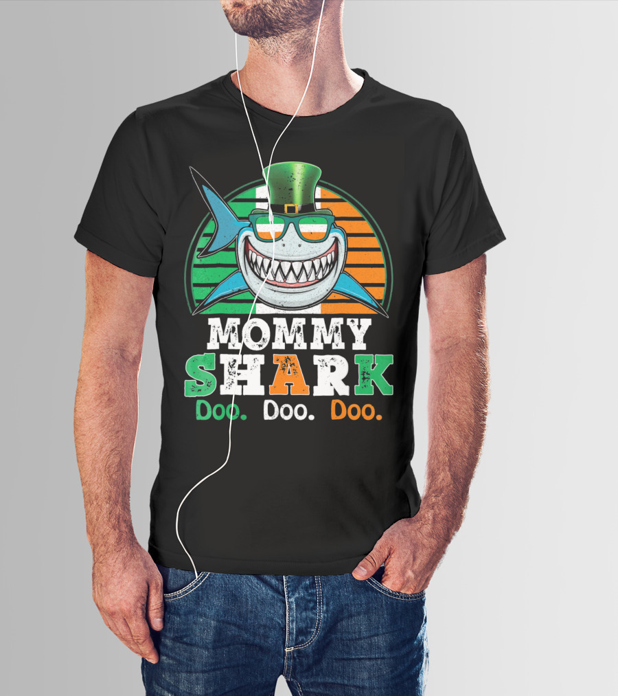 Mommy Shark Doo Doo Doo Funny St. Patrick's Day With Irish Colors And Leprechaun Hat T-Shirt