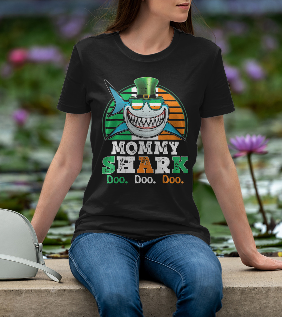 Mommy Shark Doo Doo Doo Funny St. Patrick's Day With Irish Colors And Leprechaun Hat T-Shirt