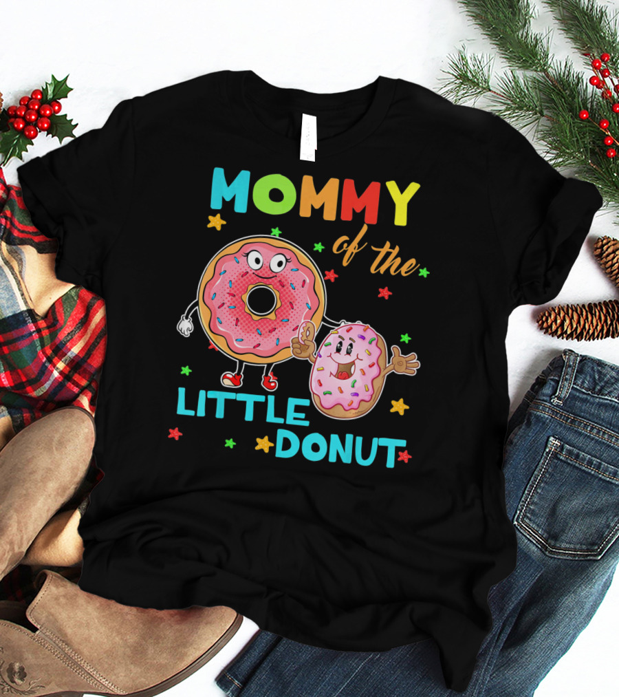 MOMMY OF THE LITTLE DONUT WITH CUTE COLORFUL CARTOON DONUTS AND STARS T-Shirt