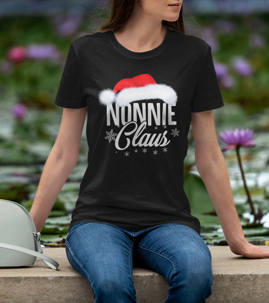 Nonnie Claus Christmas Grandma Santa Hat Snowflakes T-Shirt